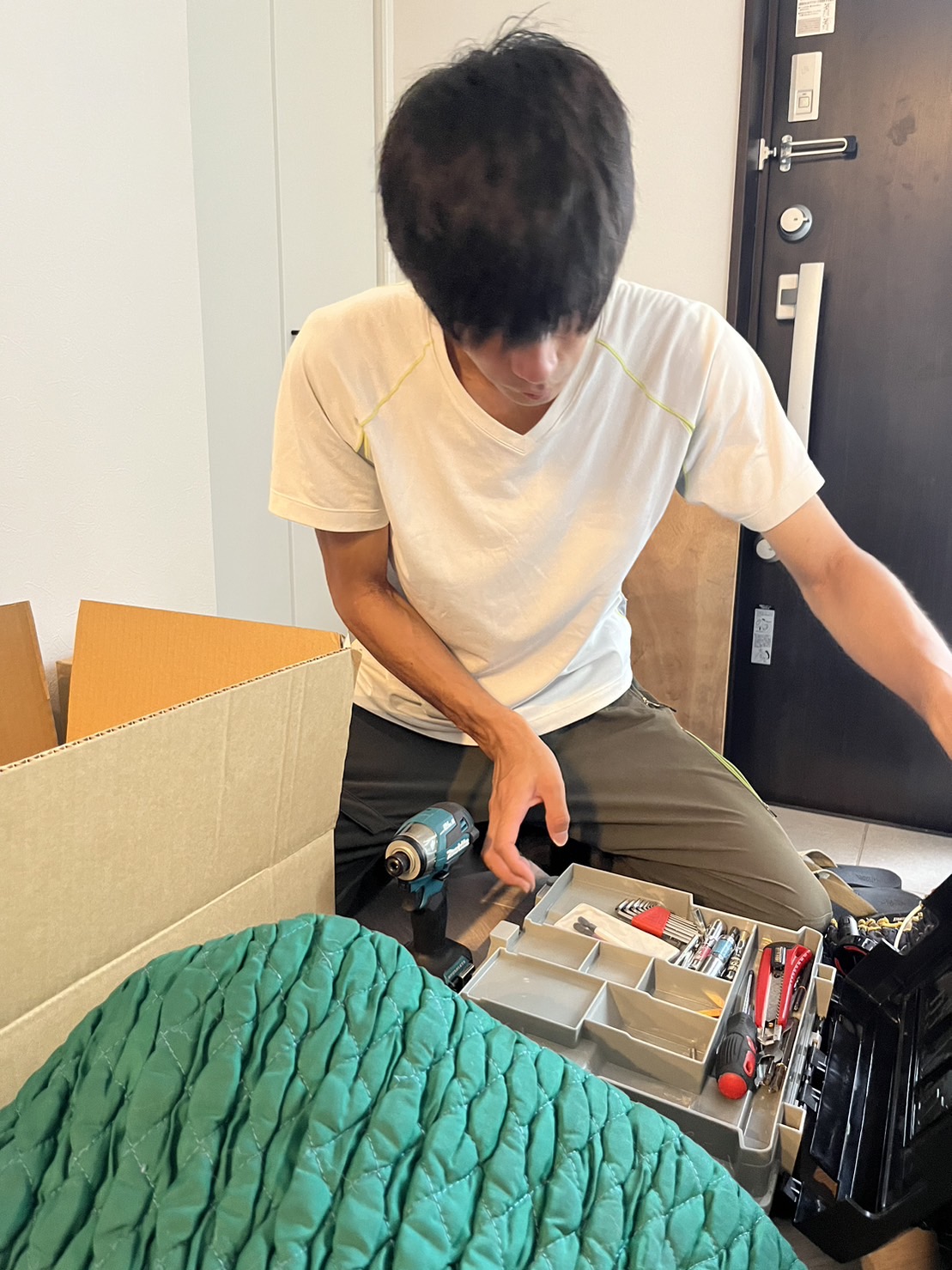 片付けている