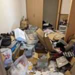 部屋の中にゴミがあふれている